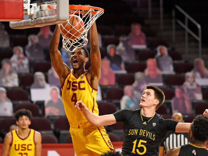 USC center Evan Mobley dunks